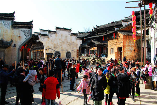 Spring flower power draws visitors to Wuyuan