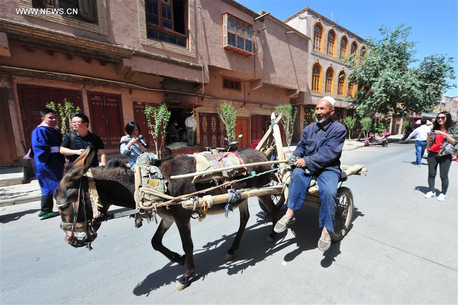 Kashgar attracts good many tourists in NW China's Xinjiang