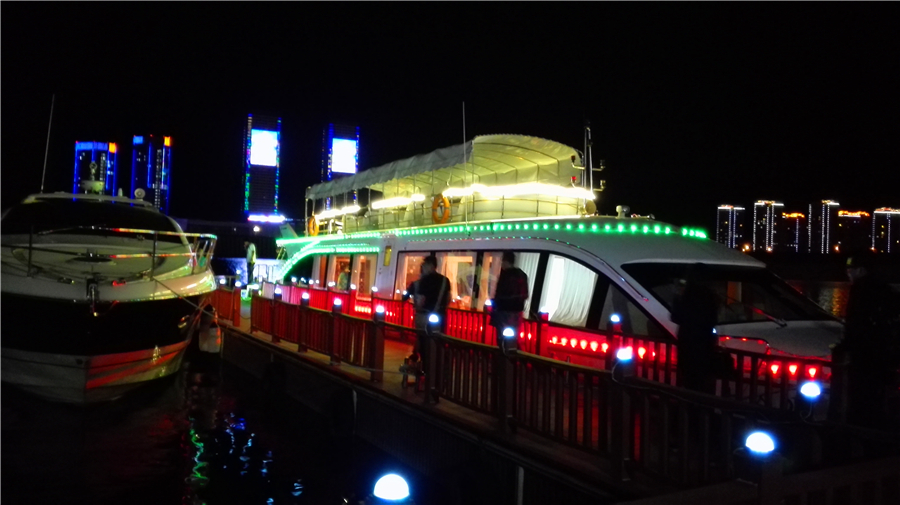 Night view of Inner Mongolia's Wulanmulun Lake