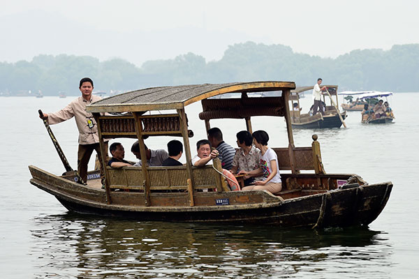 Curious tourists flock to Hangzhou