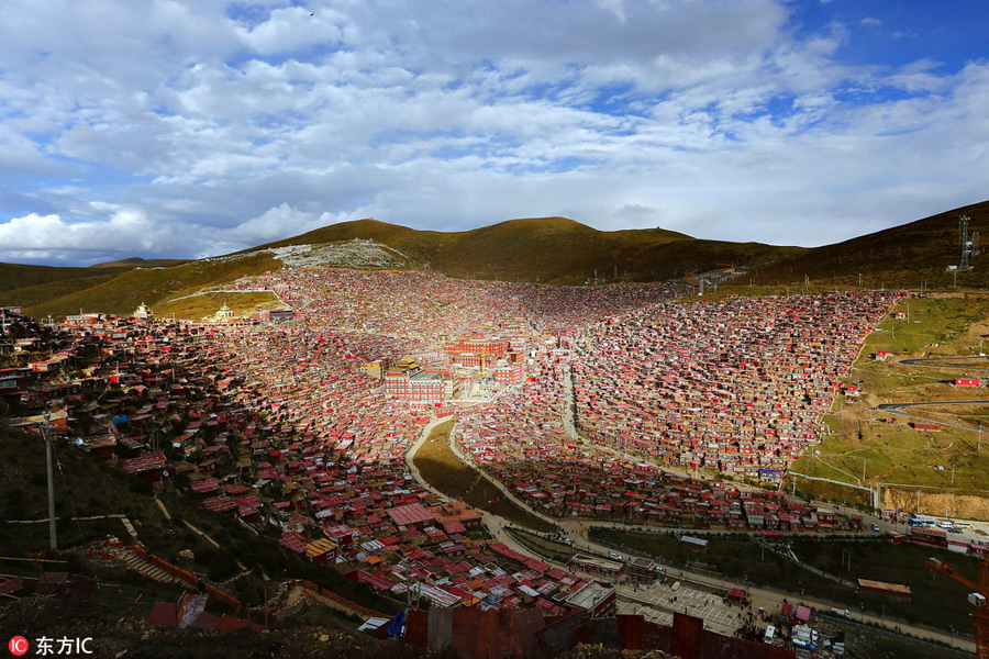 Serthar Buddhism Institute: Uninhabited valley for Tibetan Buddhism