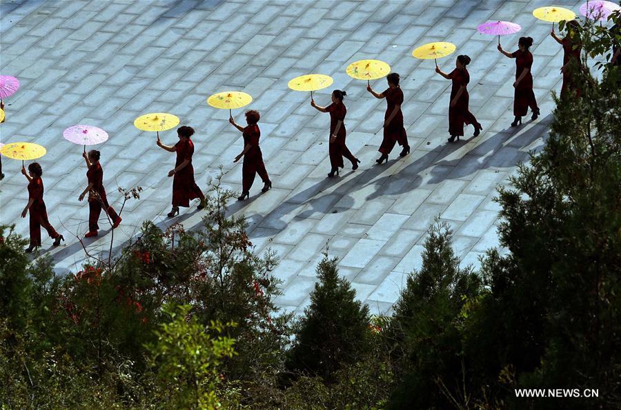 Elderly models present cheongsam at Jinshanling Great Wall