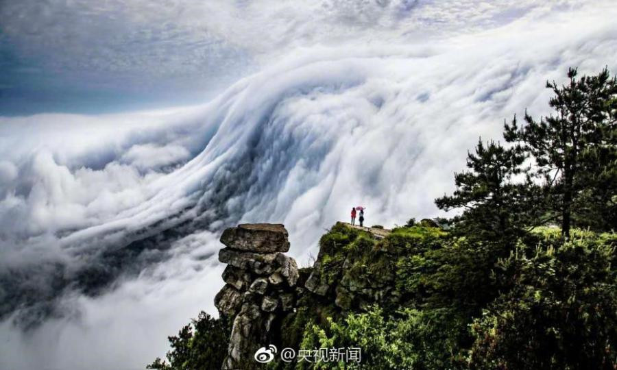 Mount Lushan in spectacular cloud