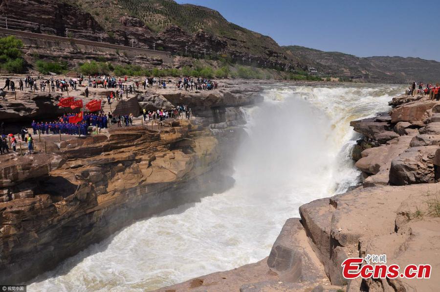 Surge in tourists to Hukou Waterfall