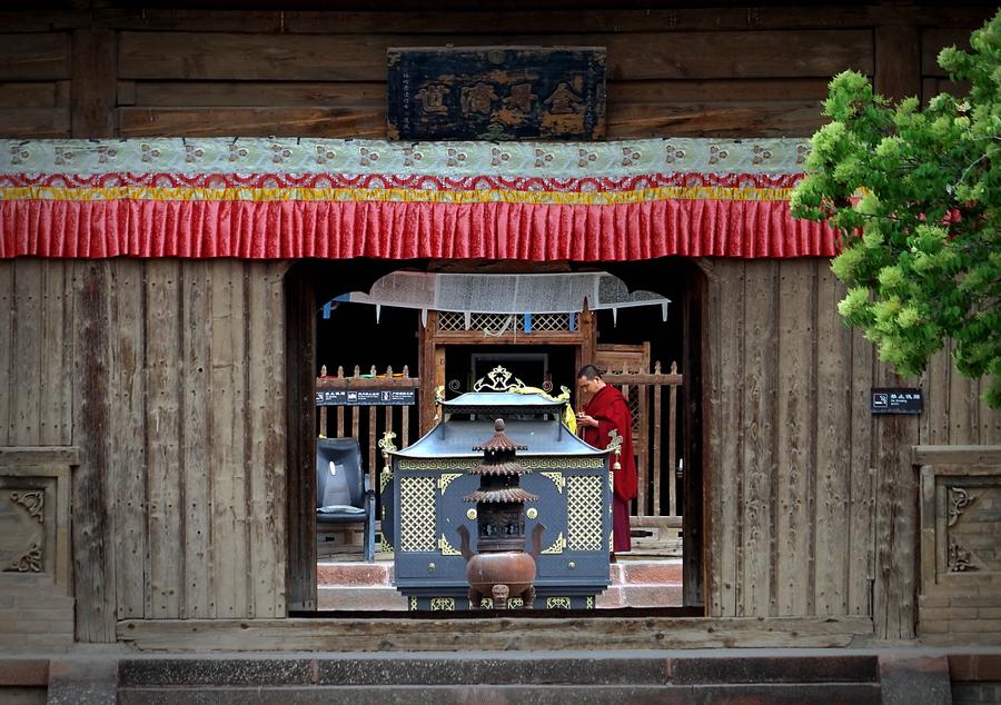 Tourists visit Qutan Temple in NW China's Qinghai