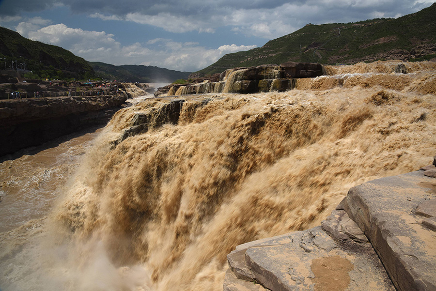 Heavy rain escalates power of Hukou falls