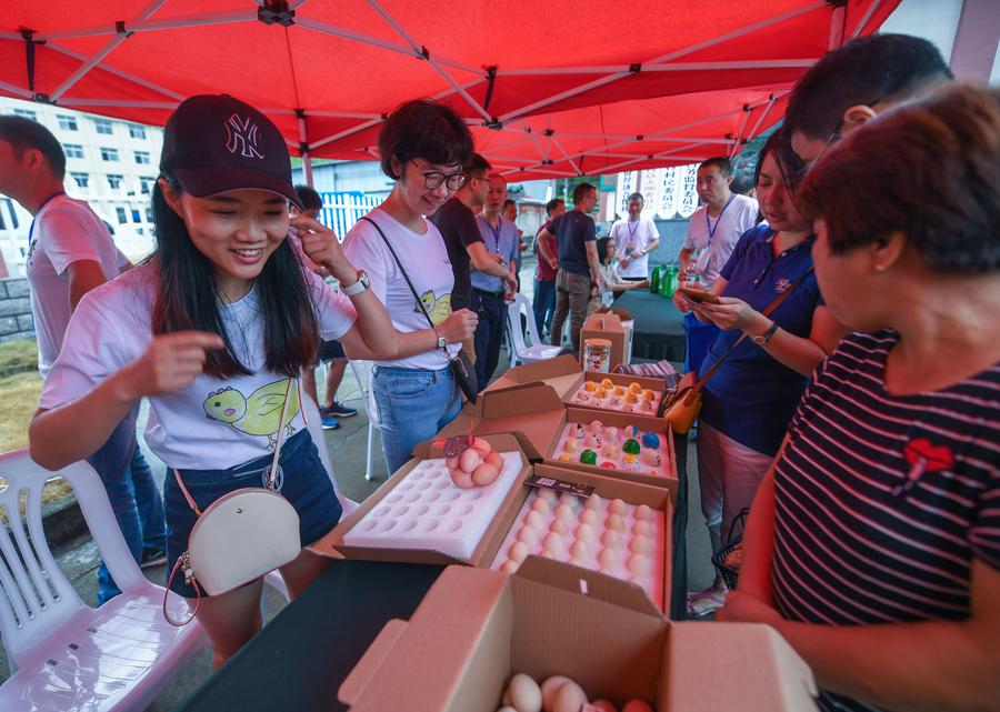 East China's town attracts tourists for vegetable harvest