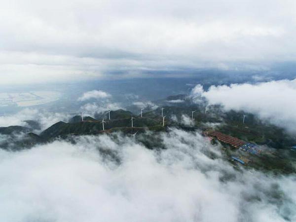 Sea of clouds dazzle Zhongtiao Mountain in N China