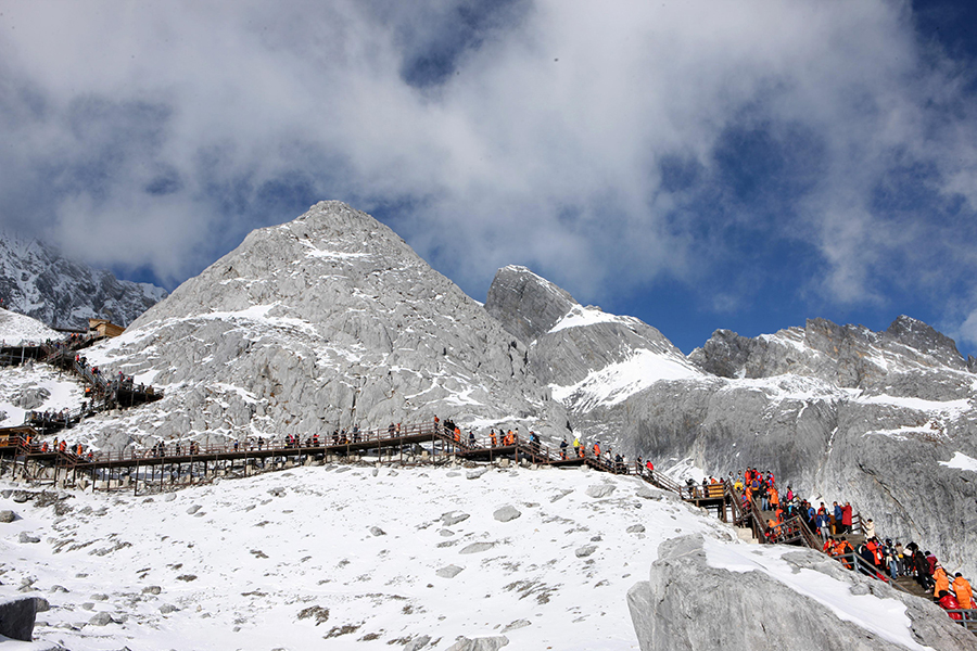 Frozen beauty of Yulong Snow Mountain draws crowds