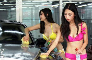 Trending: Bikini carwash