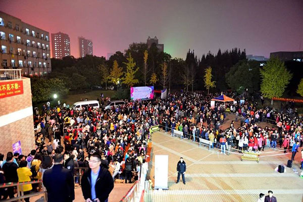 5,000 students blind date together