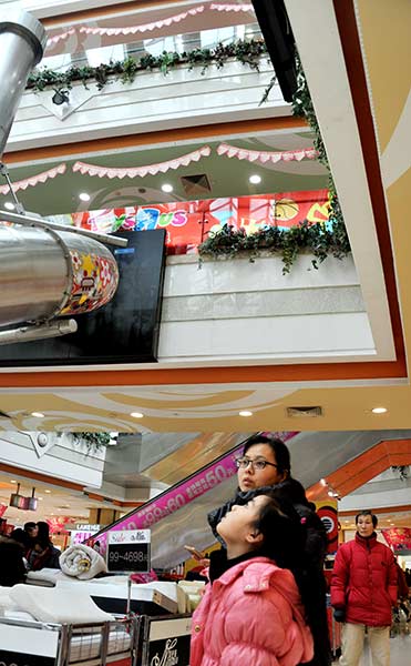 Super-size slide amazes shoppers