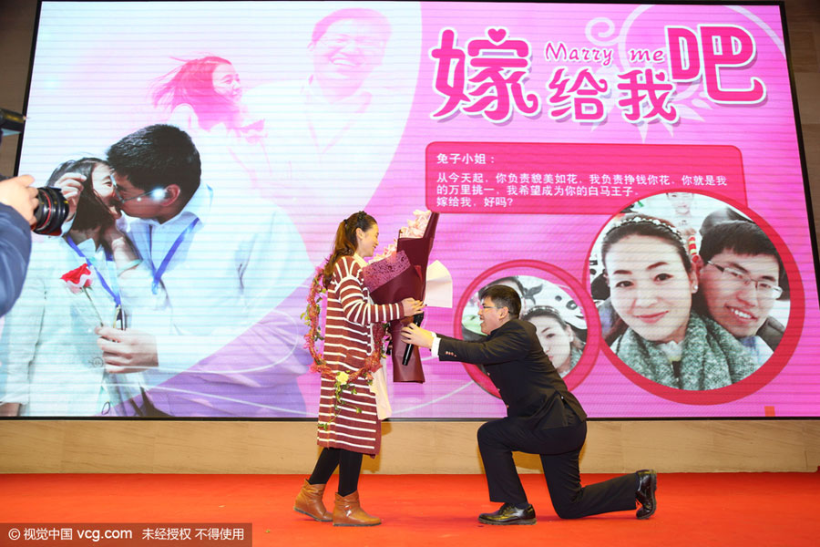 Chinese man proposes with bouquet of cash