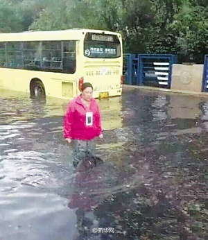 Steadfast against a flood, worker in viral photo earns praise