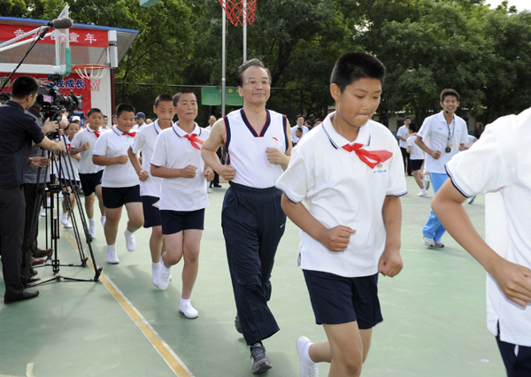 溫總理和小學(xué)生上體育課過六一