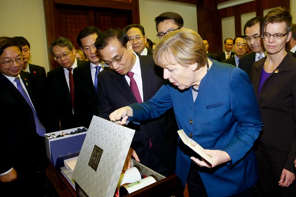 Li Keqiang treats Merkel in hometown with Anhui cuisine and local tea