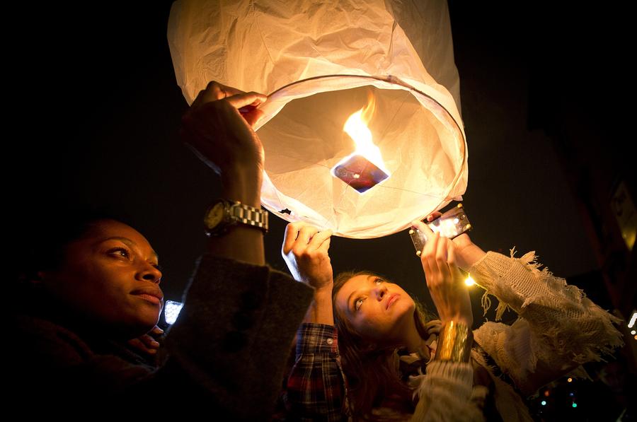 World mourns passing of Mandela