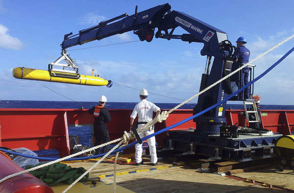 Hunt for Malaysian plane heads underwater