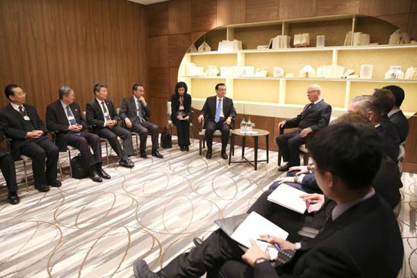 Chinese premier meets WEF founder and executive chairman in Davos