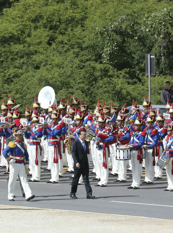 Premier Li Keqiang welcomed by Brazilian president