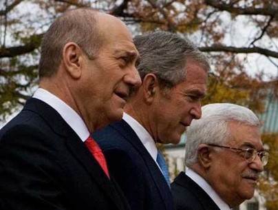 U.S. President George W. Bush (C) Israel's Prime Minister Ehud Olmert (L) and Palestinian Authority President Mahmoud Abbas pose for photos during the Mideast peace conference，in Annapolis, Maryland of the U.S.A., Nov. 28, 2007.