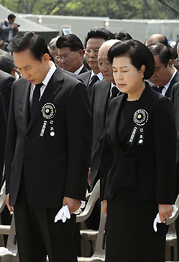 S. Korean president attends Roh's funeral with grim looks