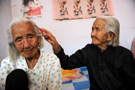 104-yr-old sisters, world's oldest twins