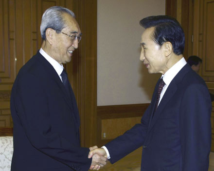 DPRK delegation meets with ROK president