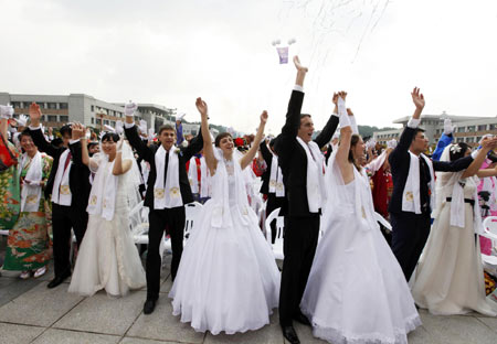 Tens of thousands take part in mass wedding