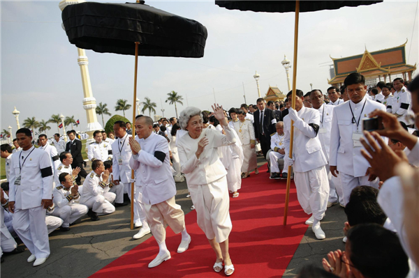 Cambodia begins funeral procession for Sihanouk