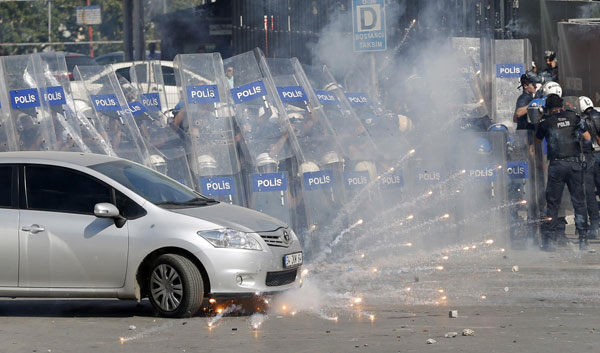 Protesters swarm Istanbul square after clashes