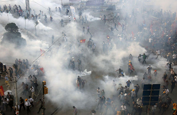 Turkey police storm protest square in new clashes