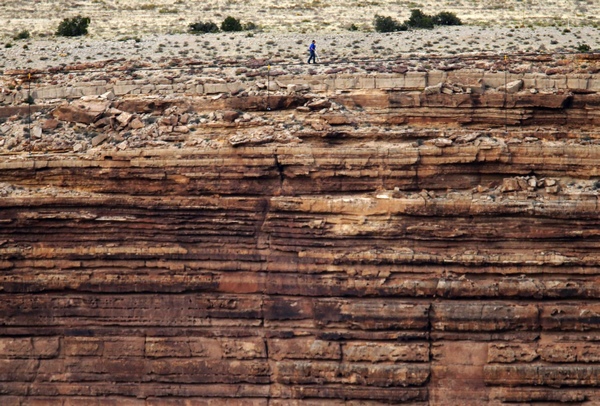 Man completes tightrope walk near Grand Canyon