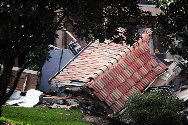 Guests saved as US building falls into sinkhole