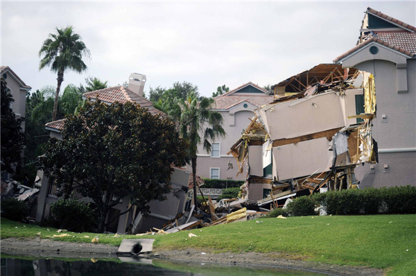 Guests saved as US building falls into sinkhole