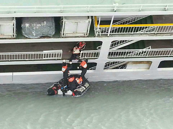 6 dead, 284 missing after ROK ferry sinks