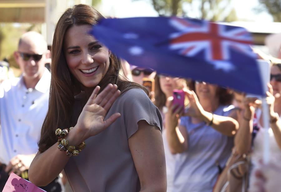 Prince William, Kate visit Ayers Rock