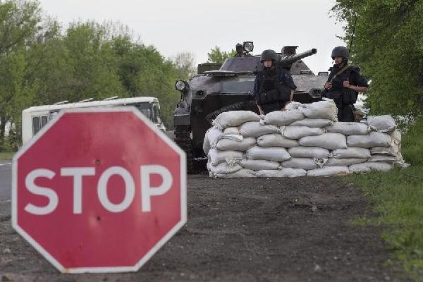 Gunfire, blasts in insurgent-held Ukraine city