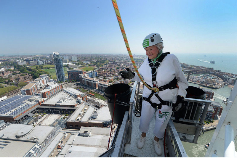 'Daring Doris' celebrates 100th birthday by abseiling