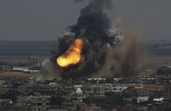 Israel kills top Gaza militant, five others in air strike