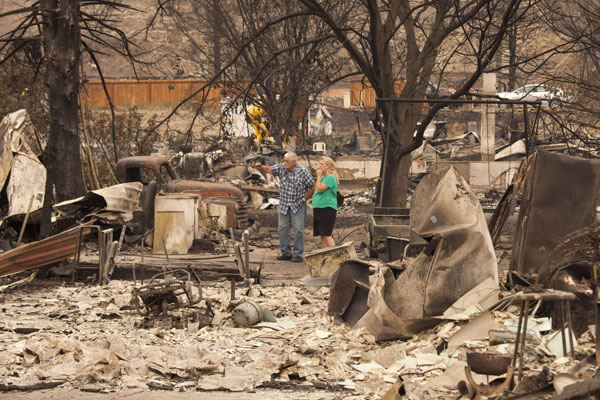 Washington state wildfire destroys 100 homes, hundreds evacuate