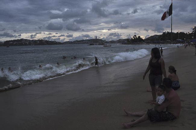 Powerful hurricane Odile barrels through Mexico's Baja