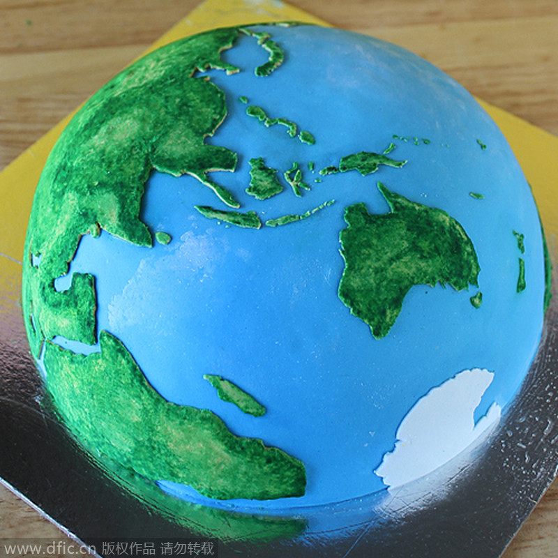 Baker creates splendid planetary cakes