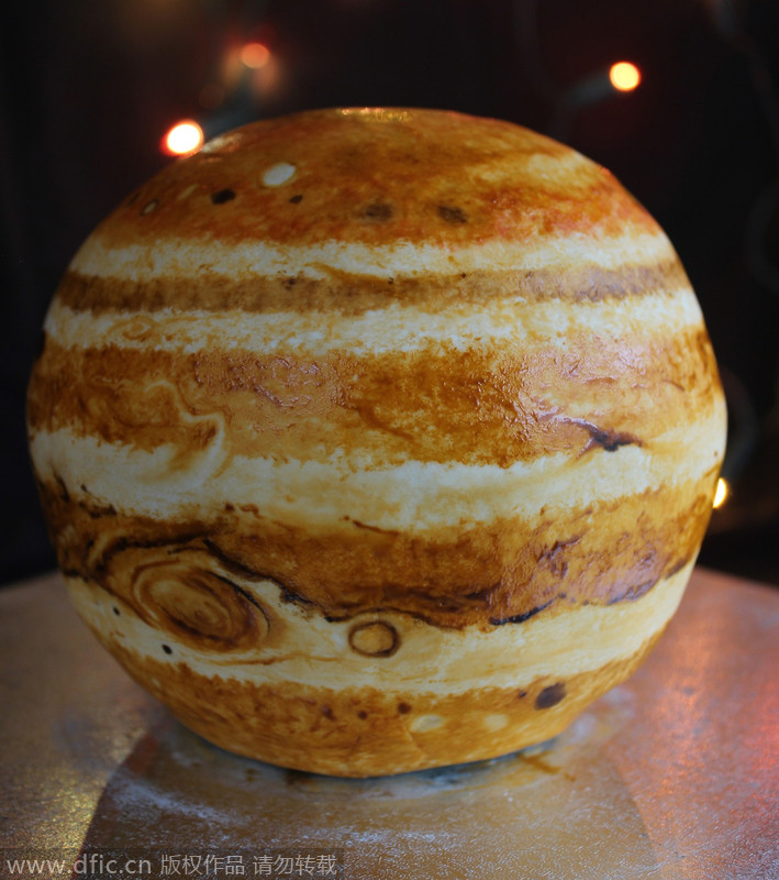 Baker creates splendid planetary cakes