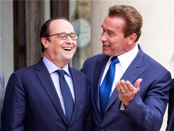 Hollande meets with Arnold Schwarzenegger in Paris