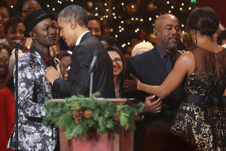 Obamas gets into holiday spirit at Christmas benefit