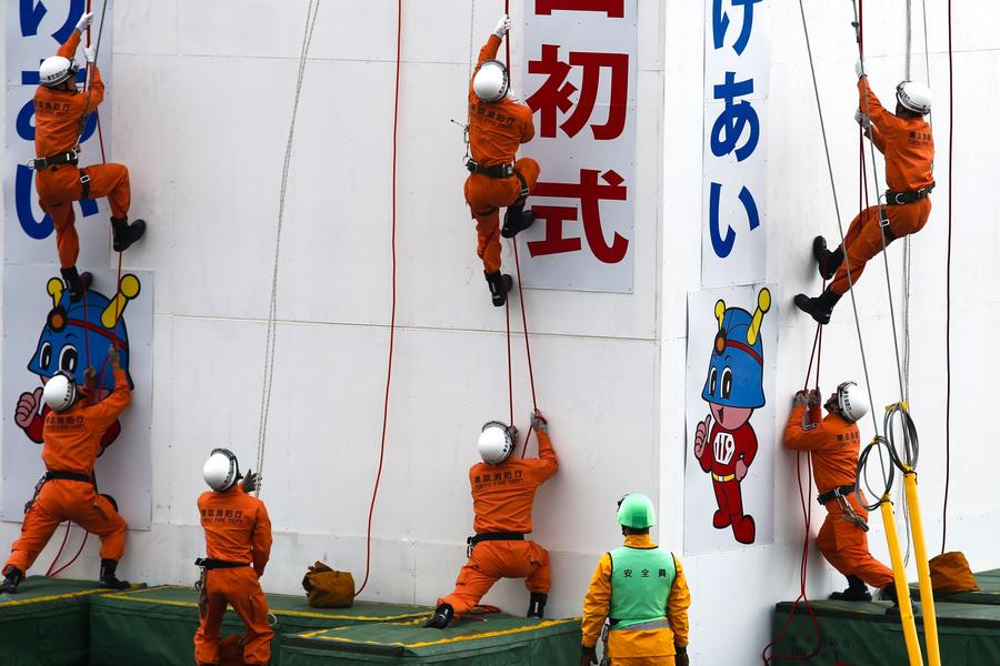 New Year's fire brigade review in Tokyo