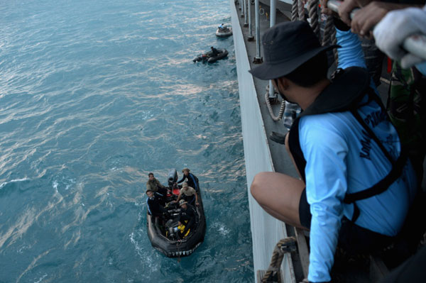 Pings detected in search for AirAsia jet's black box