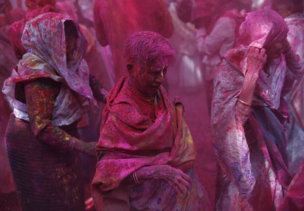 Holi festival adds color to Indian widows' dull life