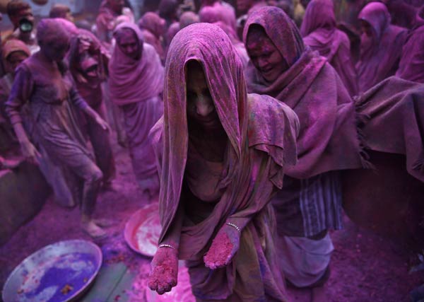 Holi festival adds color to Indian widows' dull life